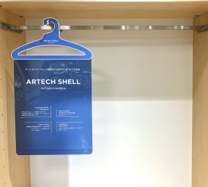 オリジナルディスプレイ オリジナル製作 店舗備品 オリジナルディスプレイ オリジナルハンガー ナチュラル かっこいい 高級感 おしゃれ アパレルブランド アパレル ファッション 店舗什器 オリジナル什器 紙ハンガー エコ 環境に優しい 個性的なディスプレイ 販促備品 デサント マンシングウェア ゴルフブランド タペストリー