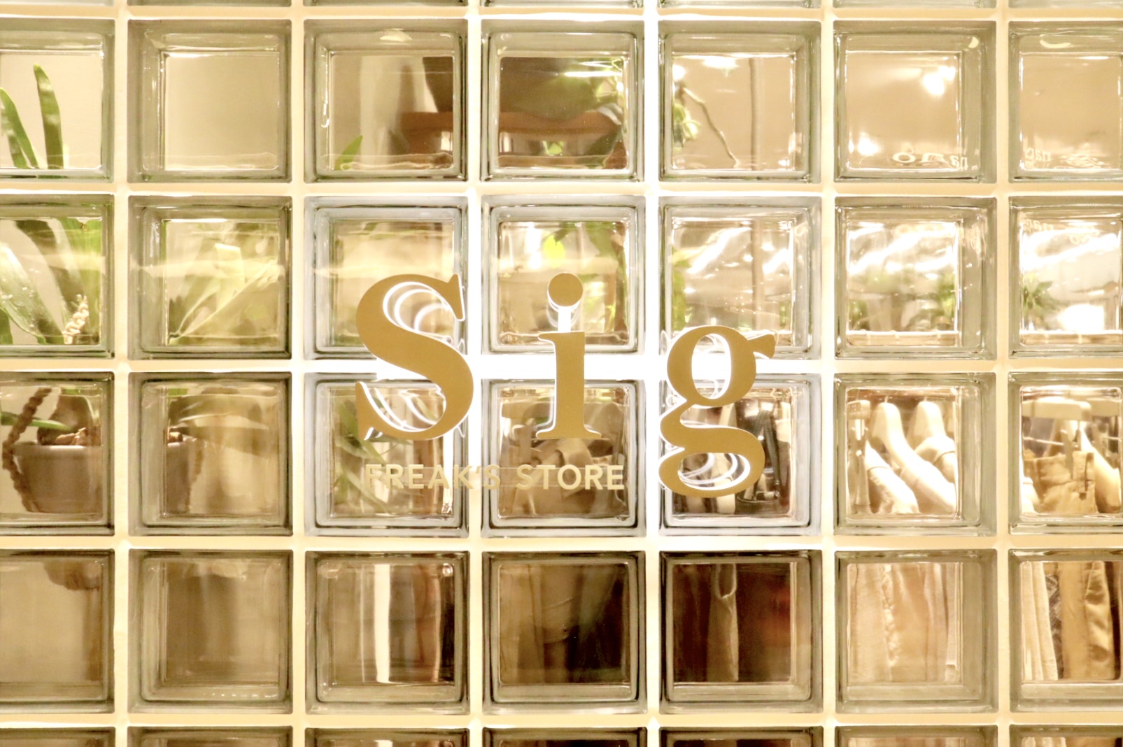 【オリジナルハンガー制作】Sig FREAK’S STORE（シグフリークスストア）　新宿店 様のご紹介