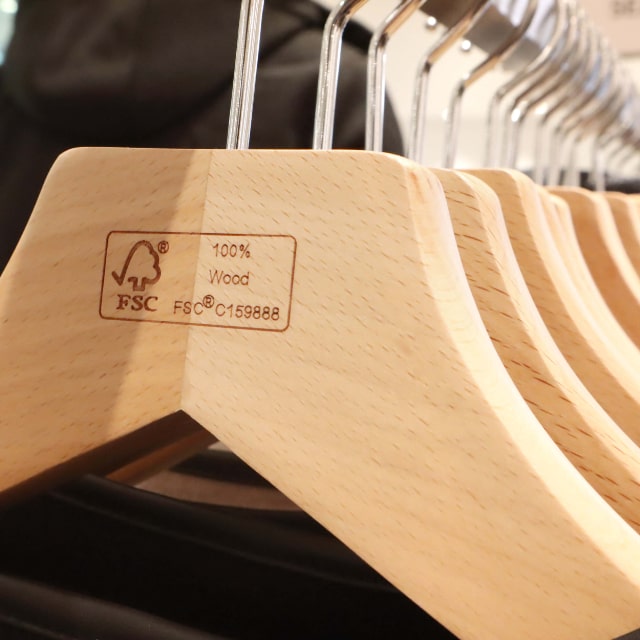 FSC®の認証木材を使用した木製ハンガーが並ぶ様子