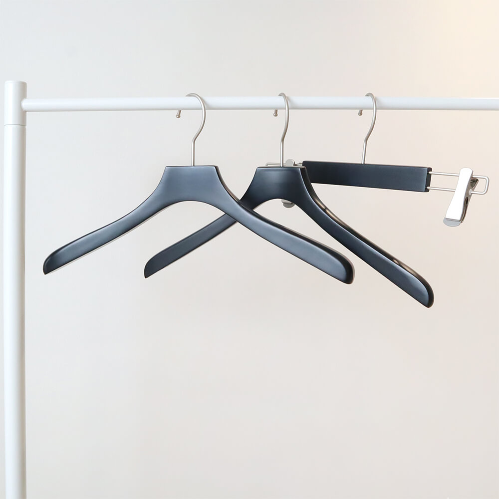 木製オリジナルハンガーがアパレルの売り場にもたらす効果