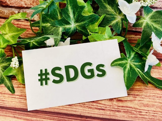 SDGsと記した紙と植物